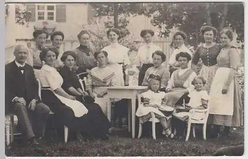 (6754) Foto AK (privat) Foto Personen am Tisch im Freien, fast nur Frauen, 1913