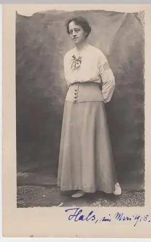 (59892) Foto AK Porträt junge Frau, Hals (Bayern) 1918