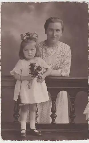 (60424) Foto AK Frau u. kleines Mädchen, Kabinettfoto Leipzig-Lindenau um 1920