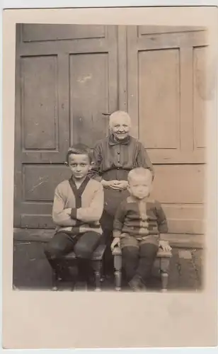 (55508) orig. Foto alte Dame mit zwei Buben vor der Tür, vor 1945