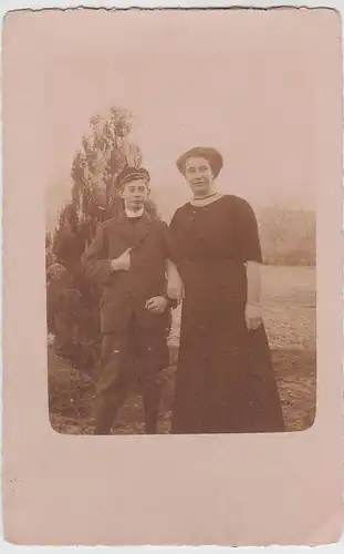 (55493) orig. Foto Frau und junger Bursche, Schüler, am Wiesenrand, vor 1945
