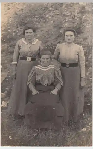 (5343) Foto AK drei Frauen im Freien, vor 1945