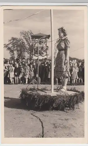(52266) Foto AK junge Frau bei Ansprache v. Publikum, Dorfeinweihung 1951