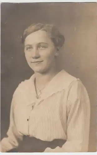 (5263) Foto AK junge Frau, Porträt, vor 1945
