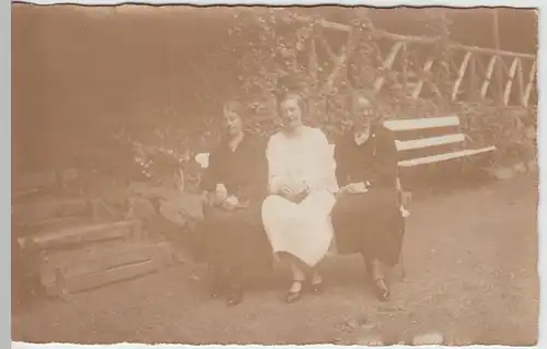 (52261) Foto AK drei Damen auf einer Bank, vor 1945