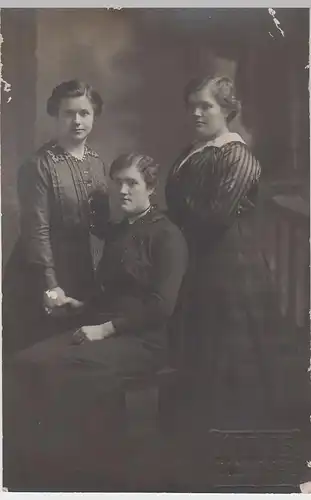 (52265) orig. Foto drei junge Frauen, Fotograf Hannover 1916