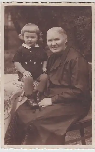 (52260) Foto AK Dame mit Kind Karl im Freien, Mai 1933