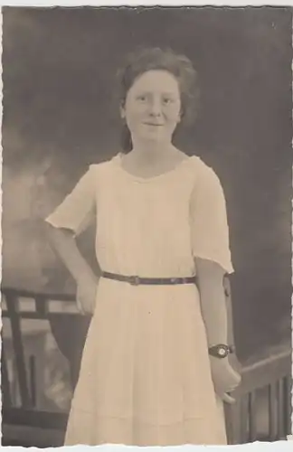 (5226) AK junge Frau im hellen Kleid mit Armbanduhr, vor 1945