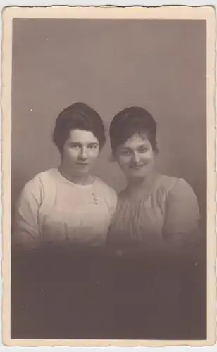 (52258) Foto AK zwei Frauen, Porträt, vor 1945