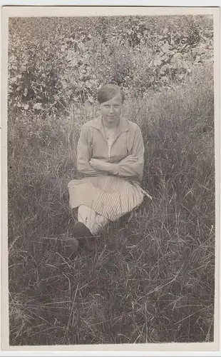 (52254) Foto AK Frau sitzt auf Wiese 1920/30er