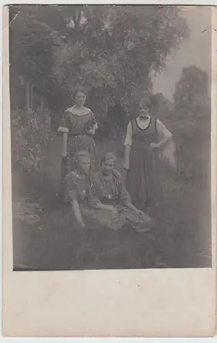 (52248) orig. Foto junge Frauen am Waldrand, Waldsee 1922