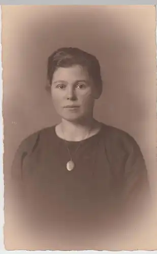(52243) Foto AK junge Frau, Porträt, vor 1945