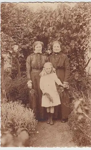 (52242) Foto AK Frauen und Mädchen im Freien, vor 1945