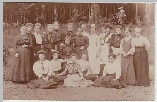 (52198) Foto AK Damen und ein Herr, Erinnerungsfoto, um 1920