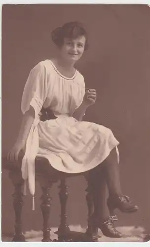 (51411) Foto AK Frau auf Stuhl, Kabinettfoto, 1922