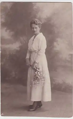 (50495) Foto AK junge Frau mit Blumen, Fotograf Dresden 1917