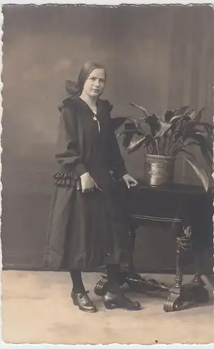 (50479) Foto AK Konfirmation, junge Frau, Kabinettfoto, um 1920