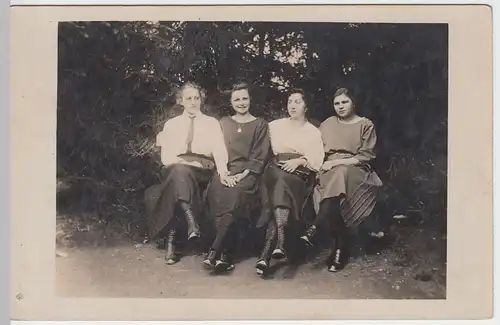 (50473) Foto AK Vier junge Damen auf Parkbank, 1923