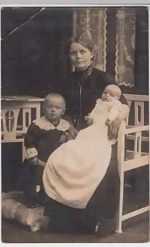(48422) orig. Foto Mutter mit Kindern, das Jüngste im Taufkleid, vor 1945