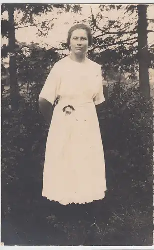 (46368) orig. Foto junge Frau im Freien