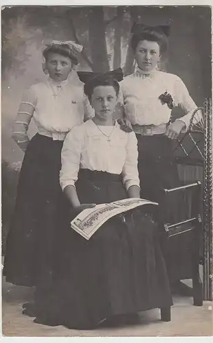 (46363) Foto AK 3 junge Frauen in feiner Kleidung, Kabinettfoto vor 1945