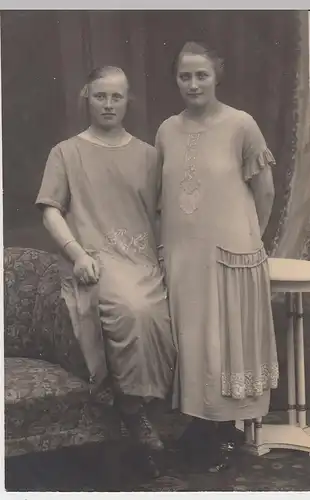 (46362) Foto AK Kabinettfoto 2 junge Damen, vor 1945