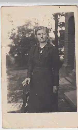 (46352) orig. Foto junge Frau, Portrait im Freien, vor 1945
