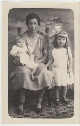 (46342) Foto AK Frau mit 2 Kindern, Kabinettfoto