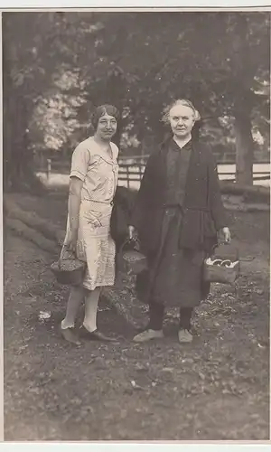 (46335) Foto AK zwei Damen mit Körbchen, Fotograf Freiburg (Elbe), vor 1945