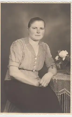 (46307) Foto AK Kabinettfoto Frau am Tisch