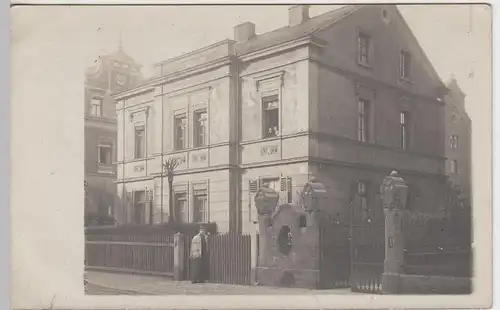 (42871) Foto AK Wohnhaus in der Stadt, Dame am Zaun, vor 1945