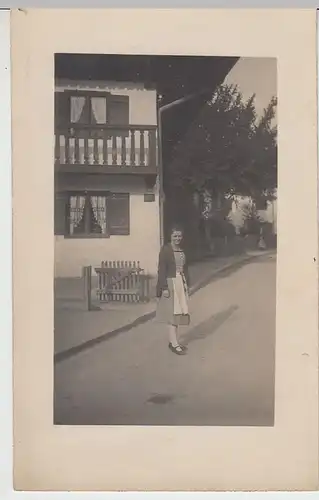(41201) Foto AK junge Frau vor einem Haus, vor 1945