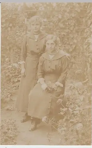(40173) Foto AK zwei junge Damen im Garten, Privatfoto 1910/20er
