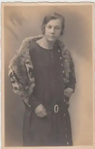 (39104) Foto AK Porträt junge Frau mit Pelz 1920er