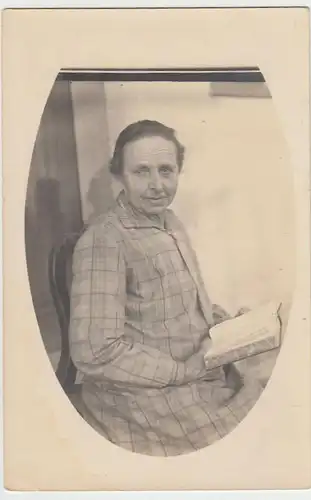 (39103) orig. Foto Porträt Ältere Dame mit Buch 1920/30er