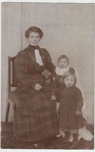 (37403) Foto AK junge Frau mit kleinen Kindern, vor 1945