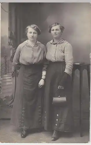 (37390) Foto AK zwei junge Frauen, Kabinettfoto, vor 1945