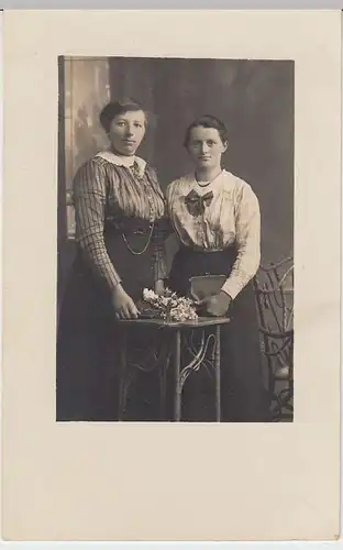 (37374) Foto AK zwei Damen, Kabinettfoto, vor 1945