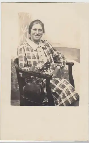 (37373) Foto AK Frau im Stuhl, Kabinettfoto, vor 1945