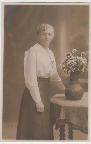 (36683) Foto AK junge Frau, Kabinettfoto, 1920er