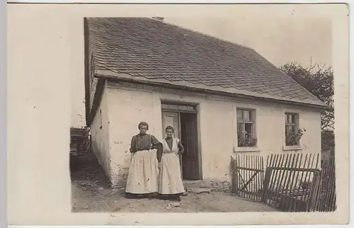 (36662) orig. Foto zwei Damen vor einem Haus, um 1920