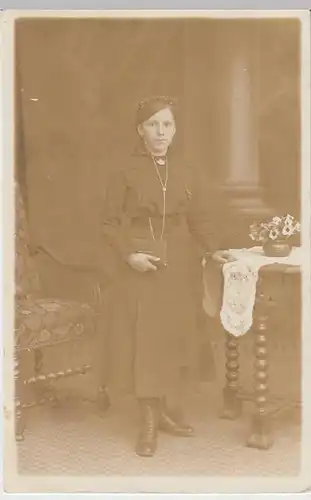 (36668) Foto AK junge Frau, Konfirmation, Fotograf Hof a.d.Saale, 1920er