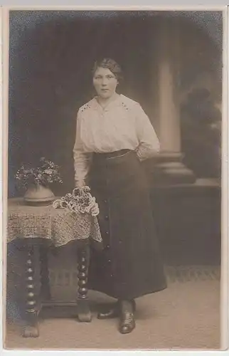 (36643) Foto AK junge Frau am Tisch, Kabinettfoto um 1920