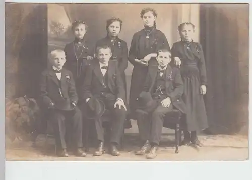 (36642) Foto AK Frau mit 6 Kindern in feiner Kleidung, ca. 1910 - 20