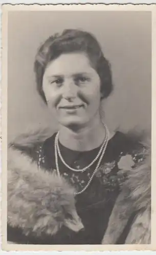 (3491) Foto AK Frauen, Porträt Liesbeth, Fuchs, Perlenkette 1945