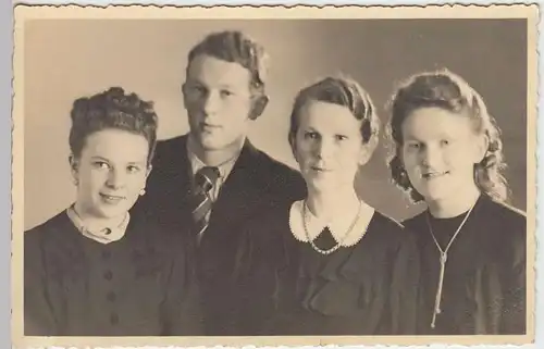 (33973) Foto AK junge Damen und junger Mann, Gruppenbild, 1941