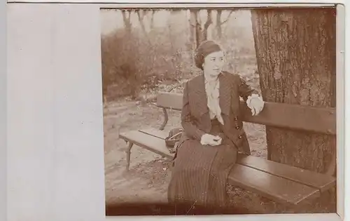 (33953) orig. Foto junge Dame sitzt auf Bank, 1914