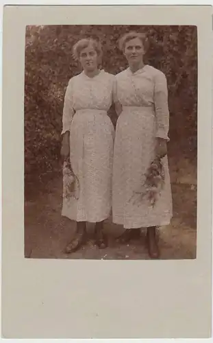 (32946) Foto AK zwei Damen im gleichen Kleid, Schwestern?, 1920