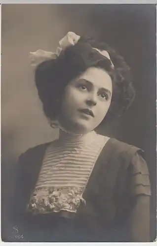(29779) Foto AK Porträt junge Frau 1909