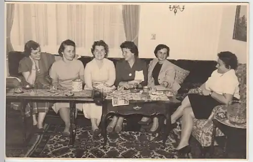 (29752) orig. Foto Damen bei einem Glas Bowle, nach 1945